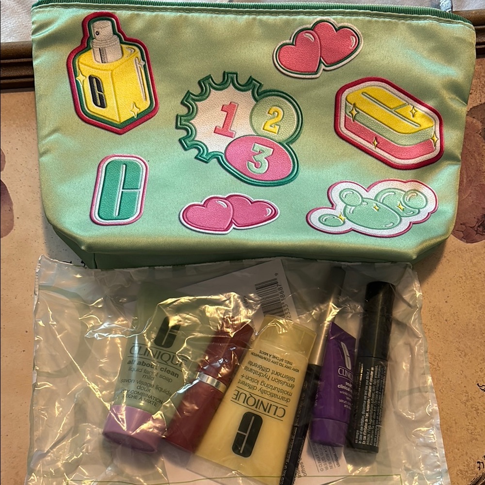 Clinique Green Accessory Bag Playful Design - Picture 1 of 3